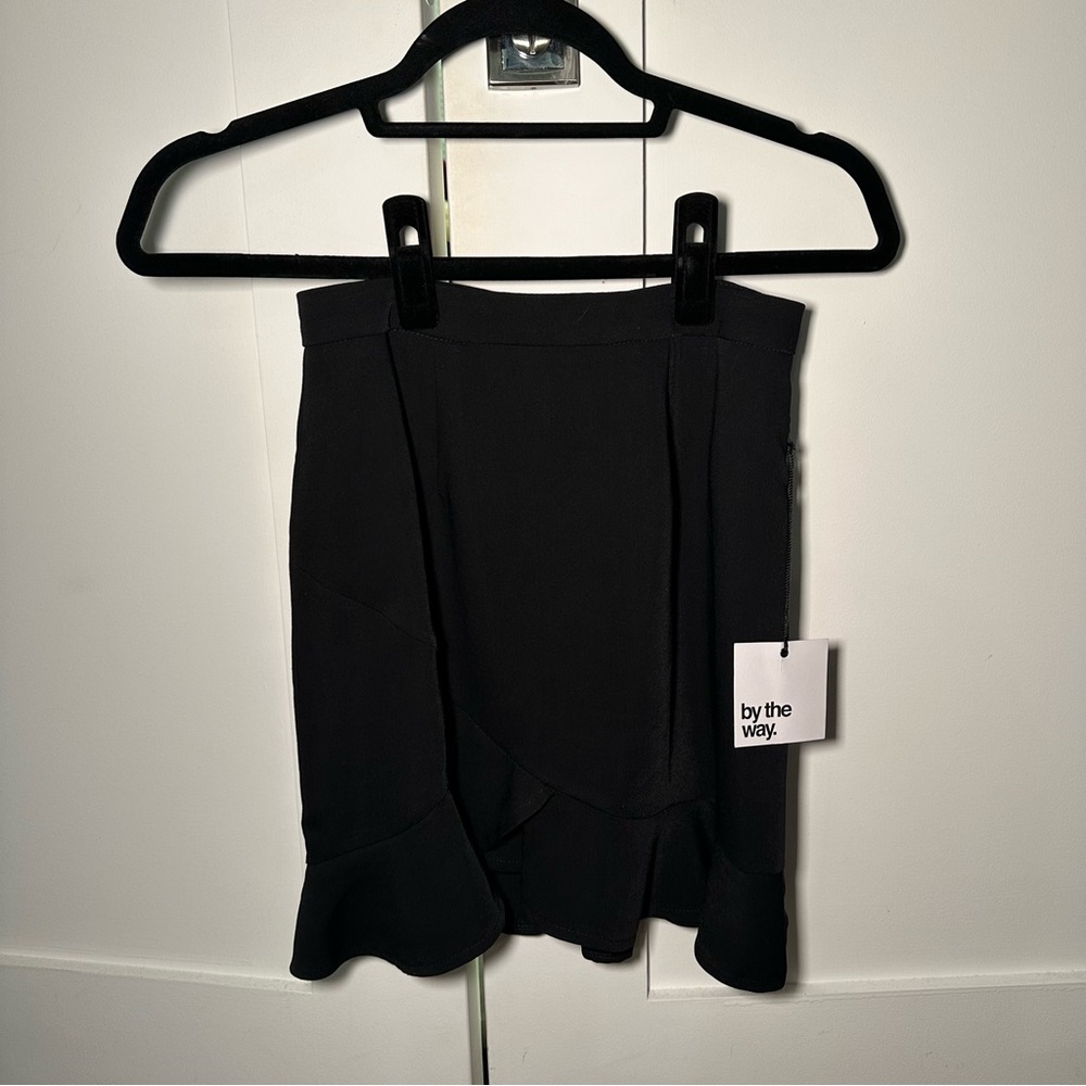 BLACK SKIRT
